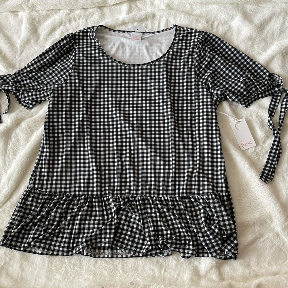Women’s Plus Sized Tunic Top with Ruffled Hem and tie sleeves Size 1X